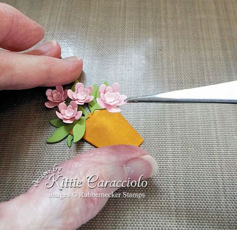 Small Paper Flowers Tutorial, Diy Tiny Paper Flowers, Tiny Flowers Diy, Diy Card Embellishments, How To Make Tiny Paper Flowers, Embellishments For Cards, How To Make Small Flowers, How To Make Small Paper Flowers, Diy Cards With Flowers