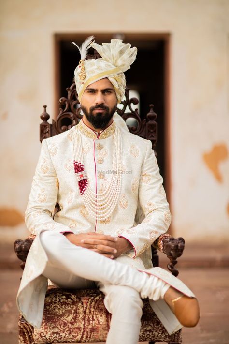 Gold Sherwani, Wedding Dress For Men, Bride Fashion Photography, Indian Groom Dress, Sherwani For Men Wedding, Wedding Kurta For Men, Groom Dress Men, Wedding Outfits For Groom, Boys Fashion Trends