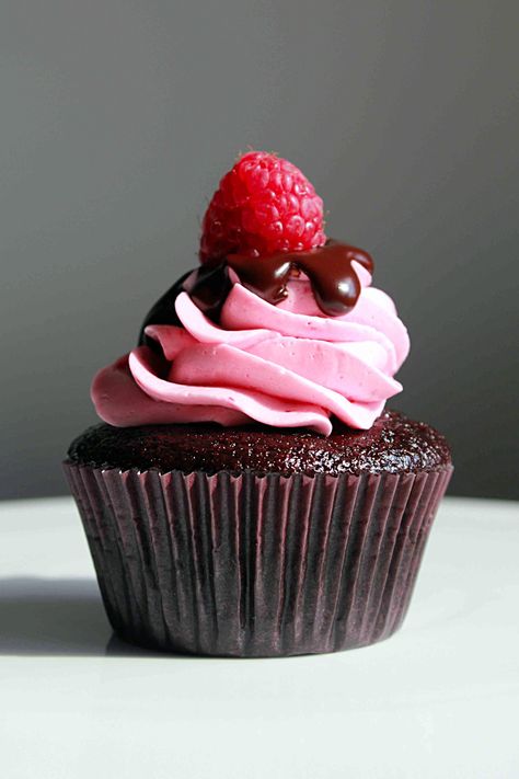 Chocolate Raspberry Cupcakes, Raspberry Cupcakes, Raspberry Buttercream, Cupcakes Decorados, Tasty Kitchen, Chocolate Glaze, Dessert Cupcakes, Baking Cupcakes, Yummy Cupcakes