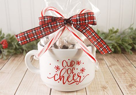 These hot chocolate gift mugs are the perfect Christmas gift for neighbors, teachers, family and friends. With a few tools and your Silhouette or Cricut machine, you'll be able to create these darling gift mugs. This DIY project is easy and quick to make and is the perfect gift for Christmas. #ChristmasSilhouette #ChristmasCricut #ChristmasSVG Mug Diy, Christmas Spoons, Hot Chocolate Gifts, Hot Chocolate Gift, Cricut Christmas Ideas, Christmas Hot Chocolate, Gift Mugs, Silhouette Christmas, Hot Chocolate Mug