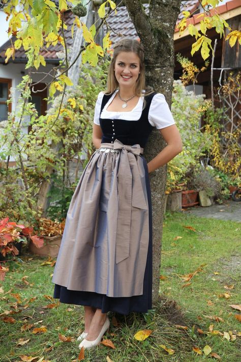 German Dress, Country Style Outfits, Lolita Outfits, Culture Clothing, European Dress, Dirndl Dress, Fantasy Dress, Traditional Fashion, Moda Vintage