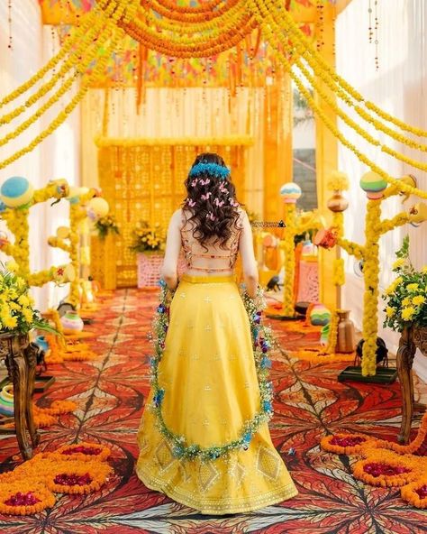 Haldi Ceremony Outfit For Bride, Haldi Outfits For Bride, Haldi Look For Bride, Haldi Dress For Bride, Haldi Dress Ideas, Haldi Outfit For Bride, Bangle Ceremony, Haldi Ceremony Outfit, Haldi Dress