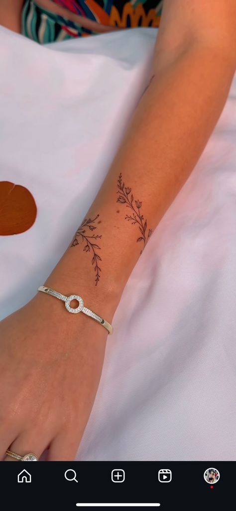 Tattoos That Wrap Around Wrist, Ratio Placement Ideas, Dainty Arm Wrap Tattoo, Simple Bracelet Tattoos For Women, Small Wrap Around Tattoo, Floral Arm Cuff Tattoo, Tattoo Arm Band Women, Wrist Tattoo Band, Floral Tattoo Bracelet