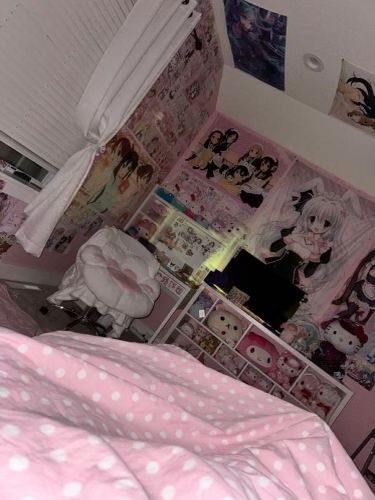 Kawaii Decor Ideas, Pink Anime Bedroom, Pink Anime Room, K On Aesthetic, Pink Maximalist Bedroom, Kawaii Rooms, Pink Cutecore, Cutecore Aesthetic, Anime Bedroom