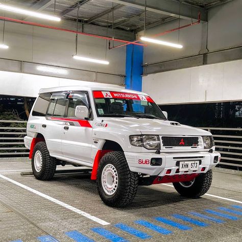 5 door Mitsubishi Pajero Evolution Ralliart homage with rally style upgrades. Find out more about this build in our feature! Overland 4runner, Offroad Trucks 4x4, Pajero Evolution, Pajero Off Road, Mobil Off Road, Mini Trucks 4x4, Paris Dakar Rally, Car Deco, Mitsubishi Cars