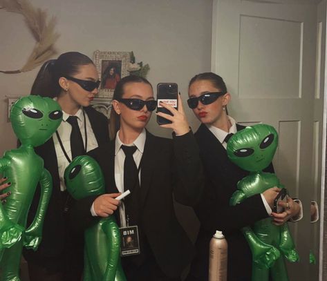 Mib Costume, Fall Aesthetic Spooky, Halloween Costume Last Minute, Men In Black Costume, Halloween Costume Group, Disfarces Halloween, Costume Last Minute, Aesthetic Spooky, Trio Costumes