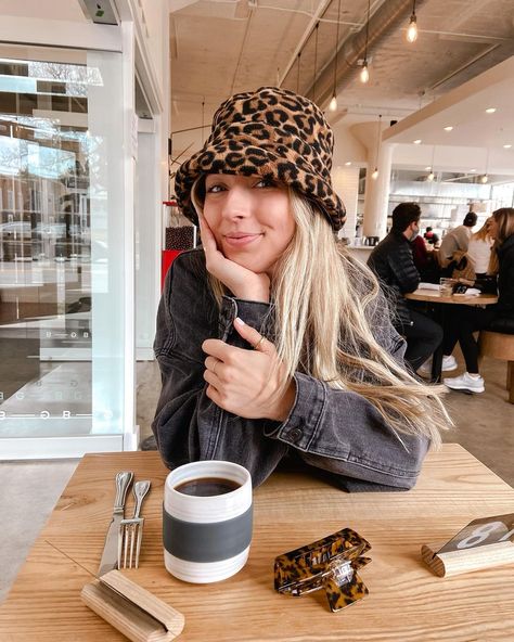 Cheetah Bucket Hat Outfit, Leopard Bucket Hat Outfit, Sherpa Bucket Hat Outfit, Leopard Hat Outfit, Winter Bucket Hat Outfit, Brunch With The Girls Outfit, Bucket Hat Outfit Winter, Outfits With Bucket Hats, Hat Outfit Winter