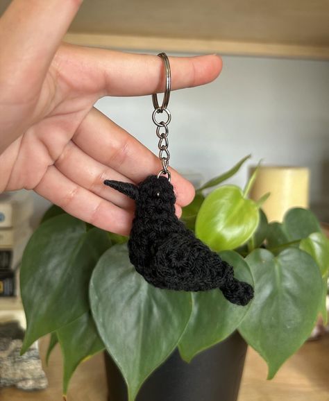 Tiny Birdies Crochet Crow Keychain | Blackbird / Raven | Realistic Crochet Amigurumi Crow Keychain | Crochet Plush Figure | Physical Item Crochet Crow Amigurumi, Halloween Crochet Keychain, Crow Keychain, Crochet Ideas Keychain, Crochet Raven, Crow Friend, Raven Crochet, Crow Crochet, Realistic Crochet