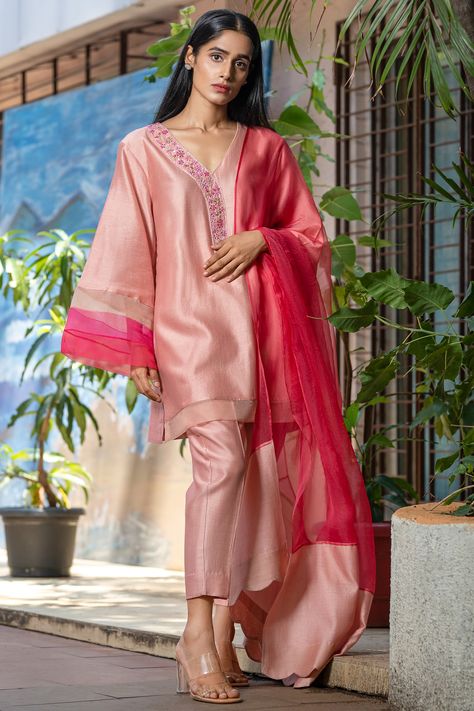 Featuring a peach short kurta in chanderi base with embroidery. It is paired with matching cigarette pants and a scalloped organza dupatta.  FIT: Fitted at bust and waist. COMPOSITION: Chanderi, Organza. CARE: Dry clean only. Organza Sleeves Style, Peach Colour Combinations, Peach Color Palettes, Organza Kurta, V Neck Kurta, Combination Dresses, Pink Color Combination, Chanderi Dupatta, Chanderi Kurta