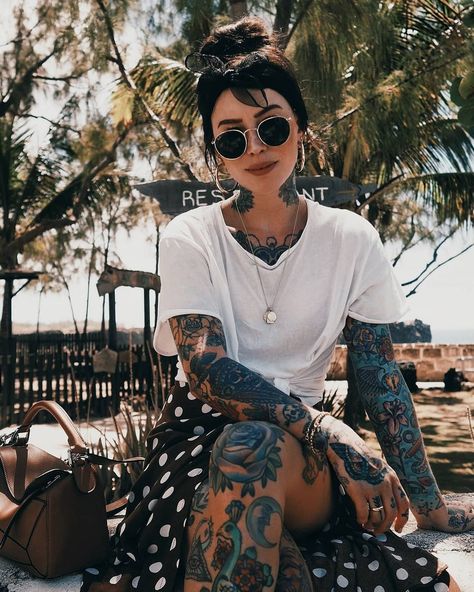 𝖘𝖆𝖒𝖒𝖎 on Instagram: “totally ready for one of those winter-sun trips pls 🌿 [#fbf]” Sammi Jefcoate, Adrette Outfits, Model Tattoo, Moda Rock, Skater Outfits, Bohemian Mode, Estilo Rock, Estilo Hippie, Look Rock