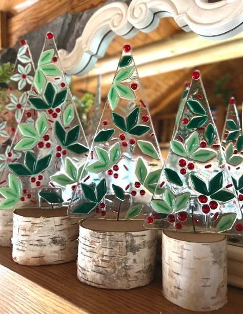 Fused Christmas Trees, Christmas Fused Glass Ornaments, Christmas Fused Glass Ideas, Vitromosaico Ideas, Kiln Glass Art, Fused Glass Christmas Ornaments, Glass Christmas Trees, Fused Glass Panel, Fused Glass Wall Art