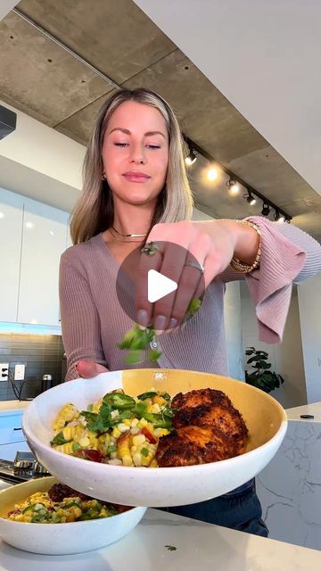 Christina Thornton on Instagram: "On repeat all summer long ☀️  Salad: - 2 ears of corn - 2 peaches - 1/2 small red onion - 1/4 cup cilantro  - 1 jalapeño (remove seeds if prefer less spicy) - 1 avocado  - juice of 1 lime  - 1 tbsp honey + a drizzle for topping at the end  - salt & pep  Chicken: - 6 chicken thighs - 1 tbsp tj’s crunchy chili onion  - 1 tsp chili powder - 1/2 tsp each smoked paprika, cumin & garlic powder - salt & pep *broil at 500 for approx 10-15 mins  #healthyrecipe #healthydinnerideas #easyrecipe #easydinnerideas #summersalad #summerdinner #glutenfree #dairyfree" Chicken Thigh Salad, Bluezone Recipes, Christina Thornton, Avocado Juice, Healthy Eating Meal Plan, Jalapeno Chicken, Lemon Garlic Chicken, Beach Meals, Ears Of Corn