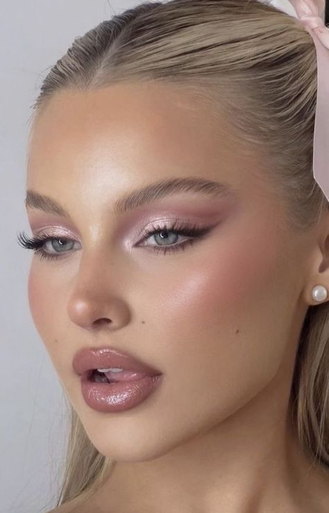 Light Classy Makeup, Pink Champagne Eye Makeup, Pink Eyeliner Blue Eyes, Pink Eyeshadow For Green Eyes, Make Up Blue Green Eyes, Light Pink And Gold Makeup, Pink Toned Makeup, Neutral Makeup For Green Eyes, Pink Smokey Makeup