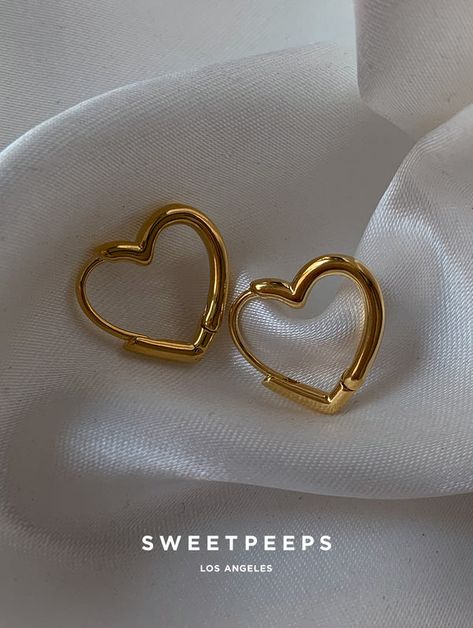 Earrings Aesthetic, Heart Hoop Earrings, Golden Earrings, Jewelry Accessories Ideas, Girly Accessories, Jewelry Lookbook, Jewelry Photography, Girly Jewelry, Support Team