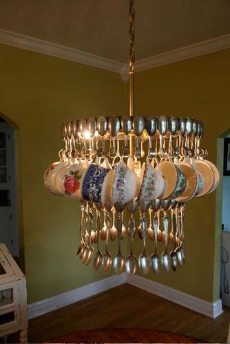 Make your own Tea Cup Chandelier http://www.ehow.com/how_4925179_make-own-teacup-chandelier.html Spoon Chandelier, Tea Cup Chandelier, Teacup Crafts, Deco Luminaire, Cup Crafts, Diy Chandelier, Upcycled Home Decor, Vintage Teacups, Creative Lighting