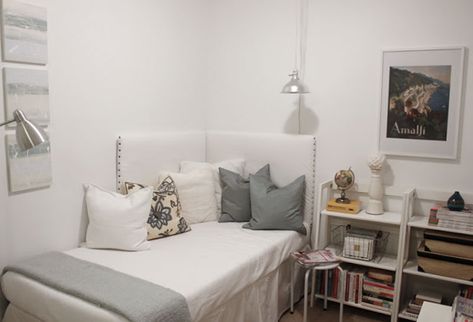 white corner daybed reading room Corner Bed Headboard, Corner Daybed, Corner Headboard, Narrow Room, Guest Room Makeover, Office And Guest Room, Headboard Inspiration, Bedroom Inspiration Cozy, Grey Bedroom Furniture