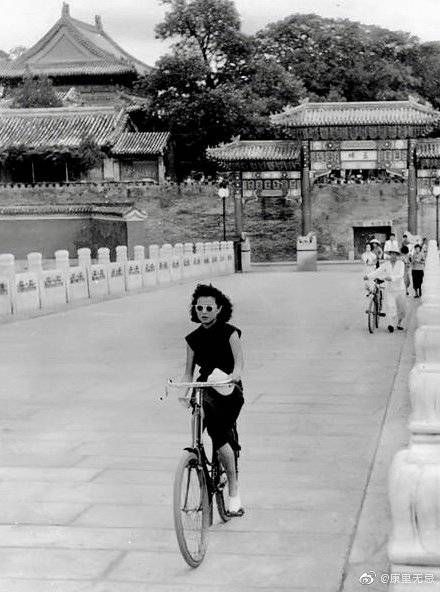 Old Photos Aesthetic, Old Shanghai Style, Shanghai Aesthetic, 1920s Shanghai, Japanese Rabbit, Vintage Cheongsam, 1950s Aesthetic, China Aesthetic, Shanghai Style