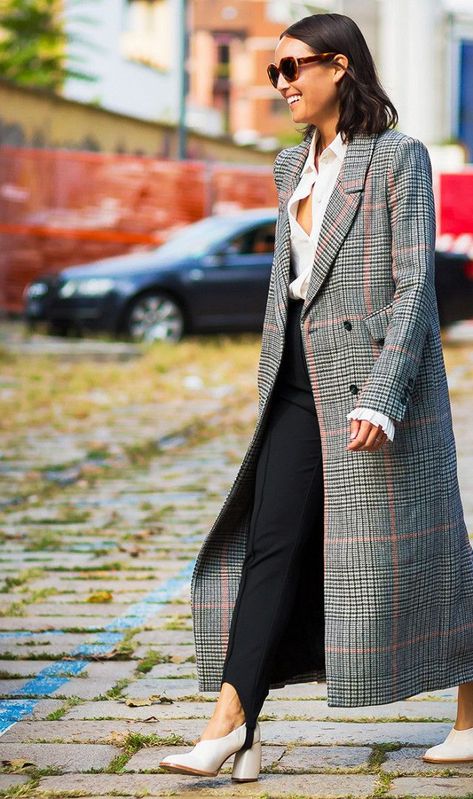 Outfit Essentials, Street Style 2017, Hijab Styles, Estilo Chic, Winter Stil, Plaid Coat, Stil Inspiration, Looks Street Style, Coat Outfits