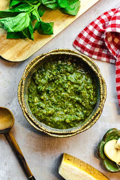 Homemade Walnut Pesto Recipe - Basil Pesto made with Walnuts Dairy Free Pesto, Homemade Pesto Sauce, Sauce Pesto, Basil Pesto Recipes, Walnut Pesto, Tomato Pesto, Pesto Chicken Pasta, Homemade Pesto, Pesto Recipe