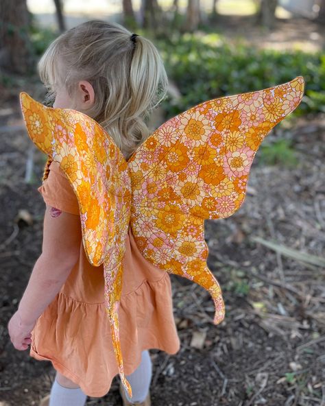 Woodsia is a quilted set of fairy wings with elastic straps that are sure to encourage adventure and imagination in your little one.  There are two versions of the wings, the wholecloth front is geared towards the beginner level. You will be introduced to materials such as interfacing, stabilizer and foam, but the actual sewing is fairly straight forward. The pieced front is geared more towards the advanced beginner in that it involves careful alignment and precision while sewing curves. Woodsia Toddler Costume Pattern, Wearable Wings, Sew Costume, Butterfly Wings Pattern, Costume Sewing Pattern, Costume Sewing, Baby Kostüm, Butterfly Costume, Sewing Baby Clothes