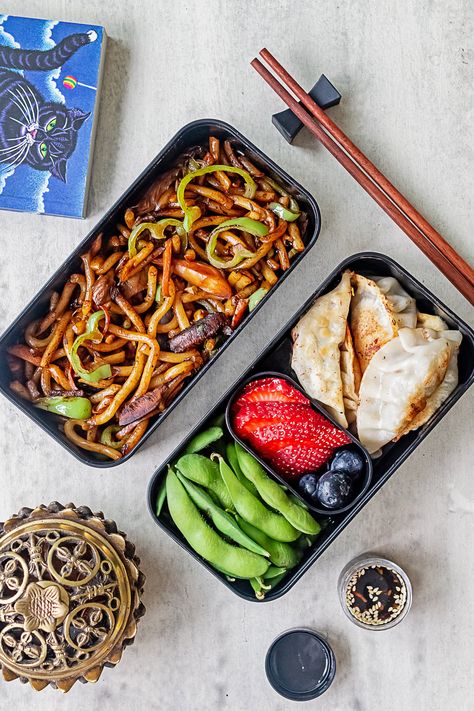 Health Bento Lunch, Bento Box Noodles, Healthy Vegetarian Packed Lunch, Corporate Lunch Box Ideas, Mushroom Lunch Ideas, Bento Box Vegan, Vegan Packed Lunch Ideas, Aesthetic Packed Lunch, Vegetarian Packed Lunch