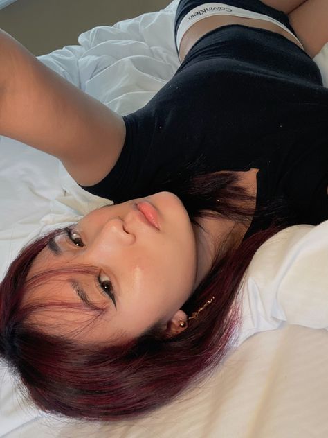 instagram outfit, ig pics, bangs, red highlights, red hair, calvin klein, bed pics, instagram baddie,  asian girl, douyin, eyeliner, selfie idea, black shirt, white sheets, y/n, pretty girl, wattpad, asian pretty, asian makeup, cute selfie Ig Baddie Selfies, Asian Selfies Poses, Bed Pics Instagram, Selfies Ideas Poses At Home, Ig Selfie Ideas At Home, Bed Pictures Instagram Baddie, Asian Baddie Aesthetic, Asian Baddie Outfit, Douyin Eyeliner