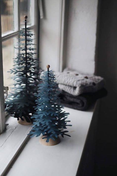 Diy Christmas Window, Christmas Scandinavian Style, Scandinavian Christmas Trees, Advent Decorations, Minimalist Christmas Decor, Scandinavian Christmas Decorations, Paper Christmas Decorations, Paper Christmas Ornaments, Window Decorations