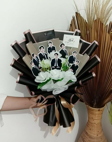 Bts Bouquet Ideas, Jungkook Bouquet, Kpop Flower Bouquet, Bts Flower Bouquet, Kpop Bouquet, Bts Graduation Cap Ideas, Bts Bouquet, Bucket Graduation, Bucket Wisuda