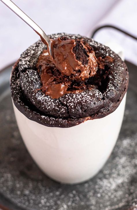 Easy Nutella Mug Cake, Nutella Microwave, Mug Cake Eggless, Nutella Desserts Easy, Nutella Dessert Recipes, Small Chocolate Cake, Nutella Mug Cake, Easy Mug Cake, Chocolate Biscuit Cake