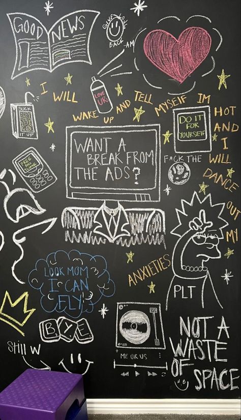 Chalkboard Aesthetic, Chalk Wall Art, Room Arrangement Ideas, Chalkboard Wall Bedroom, Fun Chalk Art, Chalkboard Wall Art, Whiteboard Art, Wall Drawings, Chalk Wall