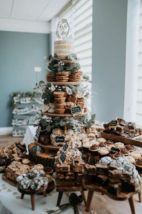 Wedding Cake Grazing Table, Wedding Cake Tower Ideas, Wedding Cookie Tower, Dessert Tower Wedding, Wedding Dessert Tower, Cookie Buffet Wedding, Dessert Grazing Table, Wedding Cake Tower, Cookie Bar Wedding