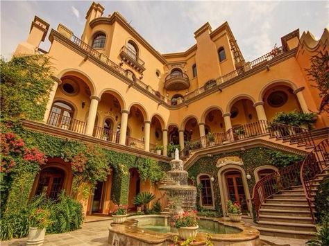 Cool homes Mexican Mansion, Hacienda Homes, Houses In Mexico, Mexican Hacienda, Hacienda Style Homes, Mexico House, Mexican Home Decor, Casas Coloniales, Hacienda Style