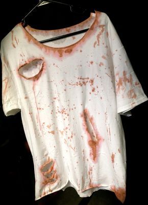 Zombie Shirt Diy, Maquillage Halloween Zombie, Disfarces Halloween, Zombie Dress, Halloween Costumes You Can Make, Zombie Halloween Makeup, Zombie Clothes, Makeup Zombie, Zombie Halloween Costumes