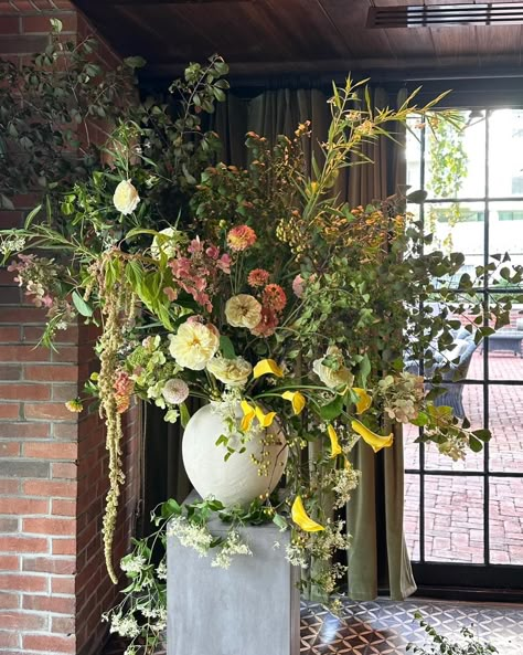 on a Calla kick ✨ @boweryhotel_events // #boweryhotel #weddingflowers #entrance #brooklynflorist #nycflorist #callalily #weddingvenue #flowers Big Centerpieces, Dutch Masters Flowers, Bar Florals, Bar Flowers, Bold Wedding Colors, Sweetheart Table Flowers, Candles Reception, Wedding Color Schemes Summer, Italian Flowers