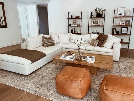 White Linen Couch, White Couch Living Room, Couches Living, Sivan Ayla, Linen Couch, White Couch, Interior Design Minimalist, White Couches, Muebles Living