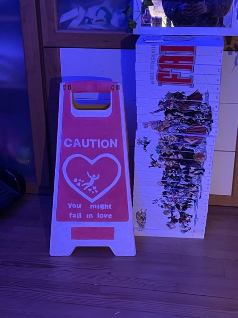 Caution You Might Fall In Love Sign, Diy Road Signs Decor, Bedroom Door Signs Aesthetic, Traffic Come Paintings Ideas, Road Sign Room Decor, Traffic Signs Room Decor, Traffic Signs Aesthetic Room, Wet Floor Sign Painted, Painting Ideas On Traffic Cones