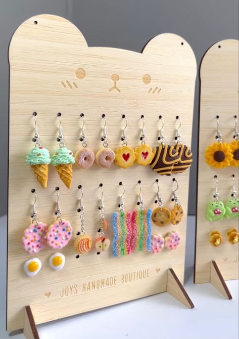 Earring Stand Diy, Small Jewellery Shop Design, Diy Vendor Display Ideas, Jewelry Market Displays, Earring Displays For Craft Shows, Jewellery Stall, Jewelry Vendor Display, Display For Jewelry, Craft Stall Display