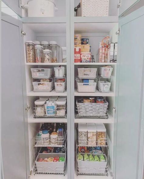 14 Easy Tips for Deep Pantry Organization Pantry Bottom Shelf, Deep Cupboard Organization, Pantry Shelf Organizer, Deep Pantry Organization, Deep Cabinet, Narrow Pantry, Tiny Pantry, Tupperware Organizing, Pantry Storage Ideas