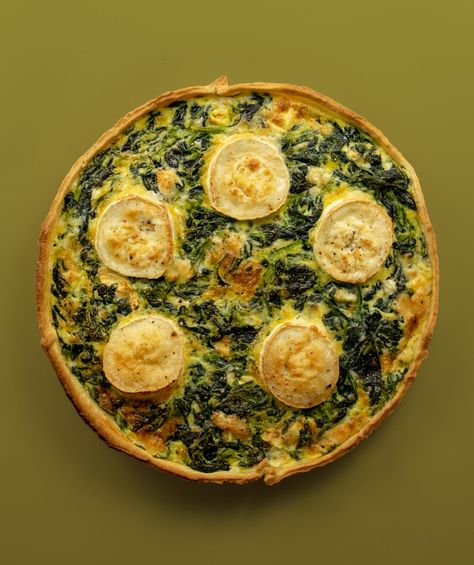 L'indémodable duo épinard-chèvre dans une quiche toute simple !⁣⁣  🍴: Recette "Quiche chèvre épinards" dispo sur l'app et sur http://www.jow.fr ⁣ ⁣ #atable #coursesen1minute #diner #recettefacile #miam #plat #recettesimple #jowapp #livraisonadomicile #partage #famille #repasenfamille #bonappetit #recetteshiver #homemade  #fingerfood #comfortfood #yummy #recetteoriginale #faitmaison #ideerecette #friendsandfamily #healthy #quiche #chevre Quiche Lorraine, Always Hungry, Brunch Menu, Healthy Foodie, Batch Cooking, Food Obsession, Greek Recipes, I Love Food, Vegetable Pizza