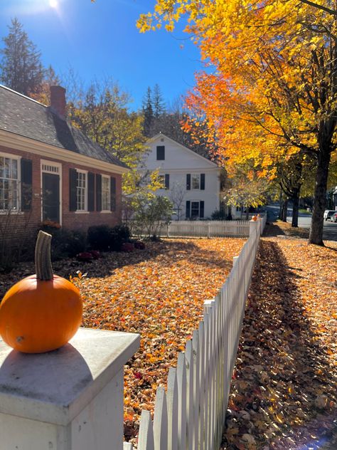 Nantucket Fall, Autumn Town, Aesthetic With Friends, Pics To Recreate, Fall Aesthetic Pictures, Aesthetic Picture Ideas, Hygge Autumn, New England Aesthetic, Woodstock Vermont