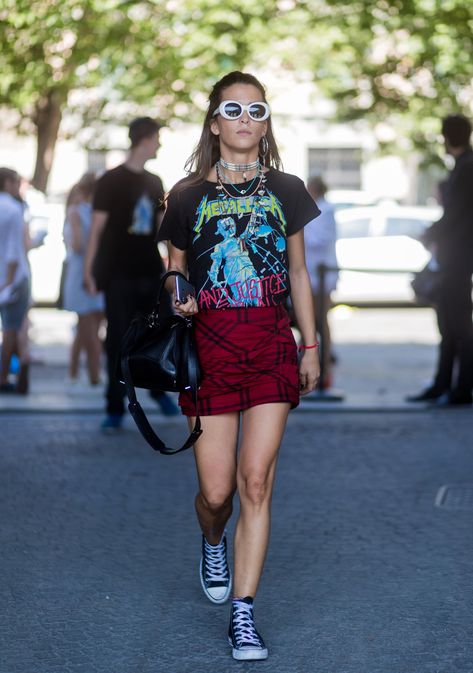 Graphic Tee Outfit #fashion #chicoutfits #sneakersoutfits #vintageskirt #sunglasses Skirt With Tshirt, Hip Hop Concert Outfit, Band Tee Outfits, Natural Gamine, Tee Outfits, 80s Fashion Trends, Simple Summer Outfits, Graphic Tee Outfits, Vintage Band Tees