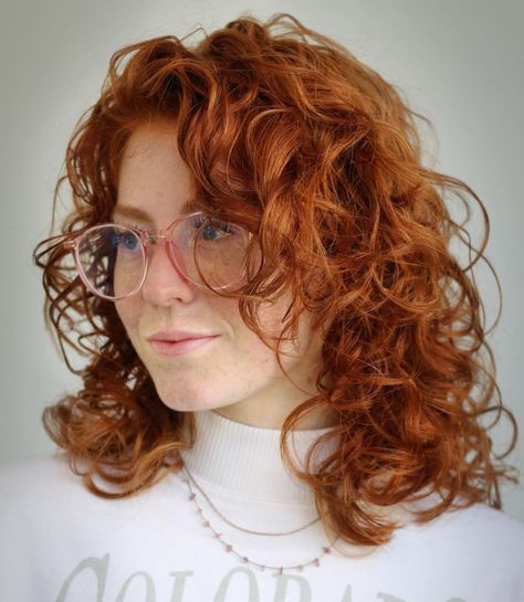 Sparkling Ginger Curls with Side Bangs Curly Shag Side Part, How To Style Mid Length Curly Hair, Curly Ginger Hairstyles, Fine Curly Haircut, Curly Hair Cuts With Layers Medium, Hair Inspiration Mid Length, Side Part Shag Haircut, Mid Length Curly Hair With Layers, Curly Hair Long Layers