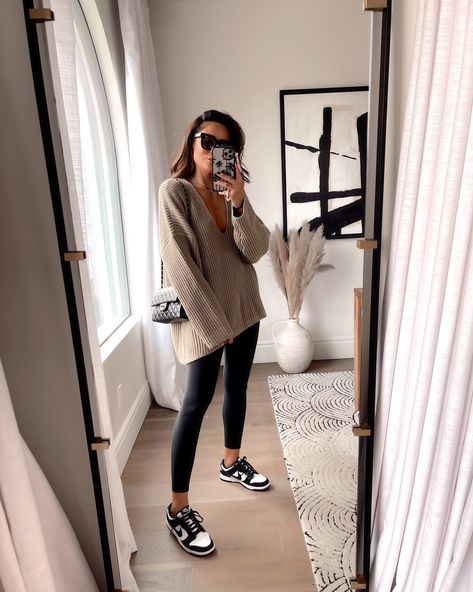 Outfits With Panda Dunks And Leggings, Fall Outfits Nike Dunks, Low Dunk Nike Outfits, Work Outfits With Nike Dunks, Panda Dunks Outfit Casual, Low Dunk Outfit Women, Black And White Nike Shoes Outfit, Women Panda Dunks Outfit, Fall Dunks Outfit