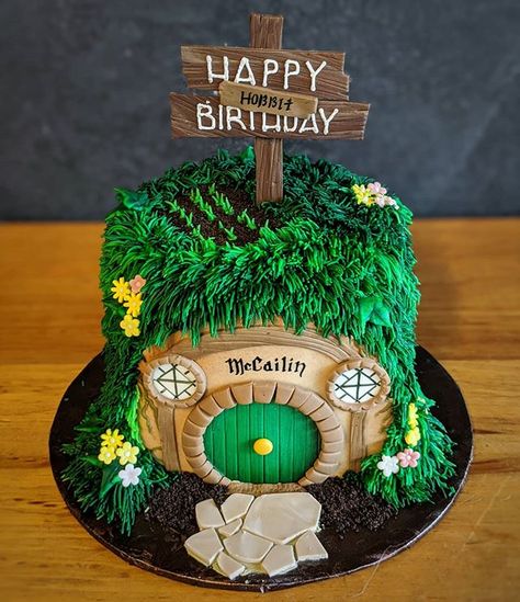 Anyone else want to shrink down tiny enough to fit inside this little Hobbit hole cake? Yummy! Hobbit Cake, Birth Cakes, Hobbit Party, 12th Birthday Cake, Ring Cake, House Cake, Easy Birthday, Hobbit Hole, 35th Birthday