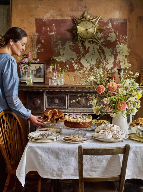 Recipes from The Irish Bakery: traditional Easter recipes reinvented from spiced biscuits and hot cross buns to simnel cakes — Country Living UK Spiced Biscuits, Traditional Easter Recipes, Simnel Cake, Scottish Food, Country Living Uk, Japanese Bread, Traditional Easter, Nice Recipes, Hot Cross Buns