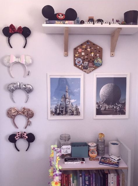 Disney Bedroom Decor For Adults, Disney Themed Wall, Aesthetic Disney Bedroom, Disney College Dorm Room Ideas, Disney Bedroom Adult, Disney Dorm Decor, Disney Home Aesthetic, Disney Inspired Office, Disney Bedroom Ideas For Teens