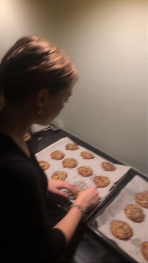 Cookies baking cooking cute aesthetic calm eavening cookies sweet chocolate chip Cookie Making Aesthetic, Making Cookies Aesthetic, Baking Cookies Aesthetic, Cooking Cute, Making Desserts, Summer List, Coffee Shop Business, Cooking Contest, Eat Cookies