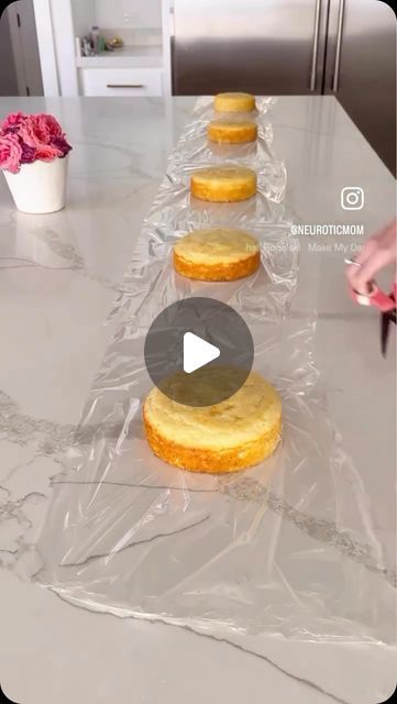 Crumble Cake Decoration, Easy Way To Decorate A Cake, Easy Cake For Men, Cake For Cake Walk, New Years Sheet Cake, Beginner Cake Ideas, How To Freeze Cake, Cake Hacks Decorating, 6 Inch Cake Design Simple