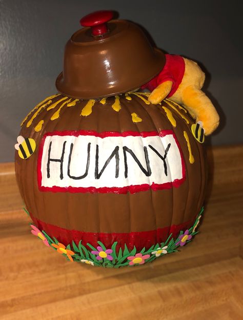 Funny No Carve Pumpkin, Pooh Bear Painted Pumpkin, Pooh Bear Pumpkin Painting, Winnie The Pooh Pumpkin Decorating, Winnie The Pooh Pumpkin Painting Ideas, Pumpkin Painting Winnie The Pooh, Tigger Pumpkin Painting, No Carve Pumpkins Ideas, Pooh Pumpkin Painting