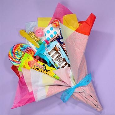 Birthday Candy Bouquet, Candy Bar Bouquet, Valentines Candy Bouquet, Candy Arrangements, Food Bouquet, Candy Gift Baskets, Chocolate Bouquet Diy, Candy Bouquet Diy, Presente Diy